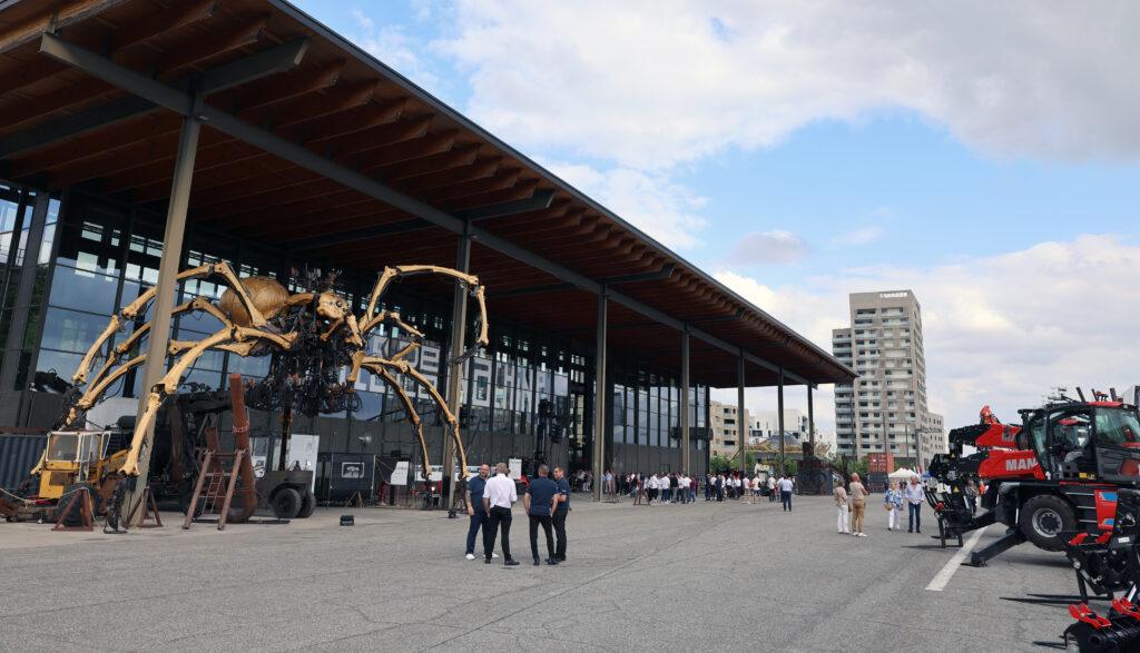 Les 20 ans d’ACTIMAN en images par CHA production Photo de la soirée des 20 ans d’ACTIMAN à la Halle de La Machine à Toulouse, entourés de clients et partenaires, capturant un moment de convivialité et de célébration.