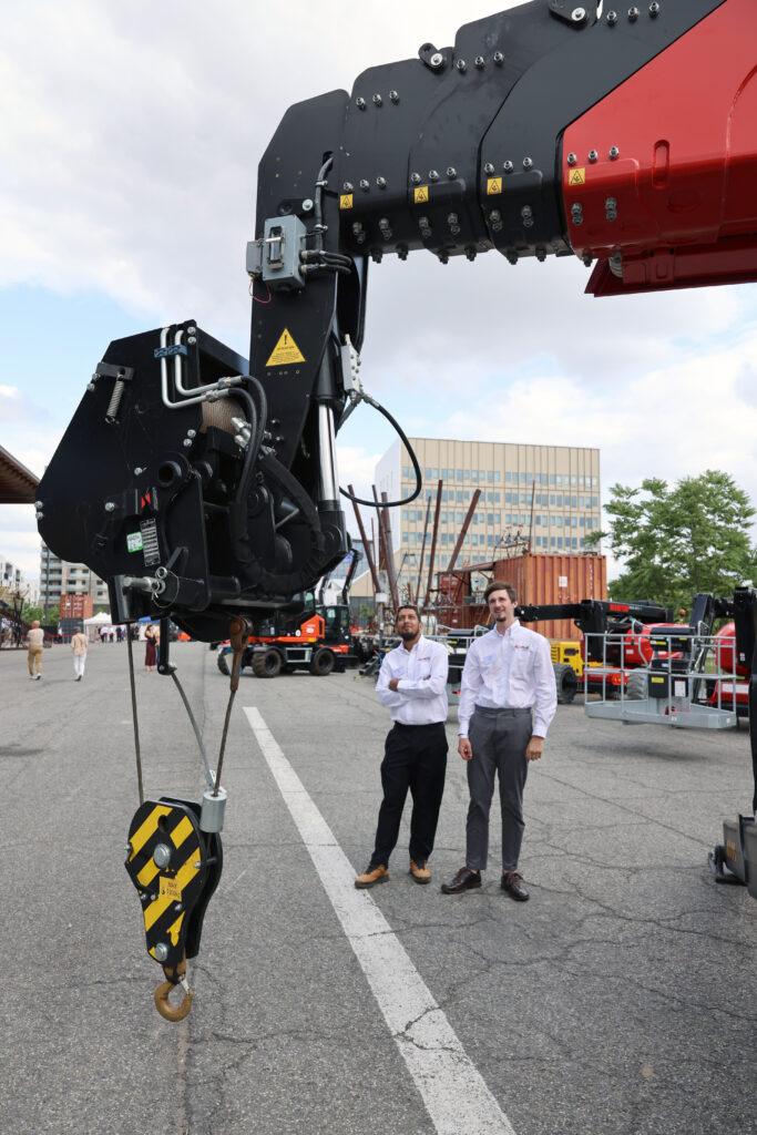Les 20 ans d’ACTIMAN en images par CHA production Photo de la soirée des 20 ans d’ACTIMAN à la Halle de La Machine à Toulouse, entourés de clients et partenaires, capturant un moment de convivialité et de célébration.