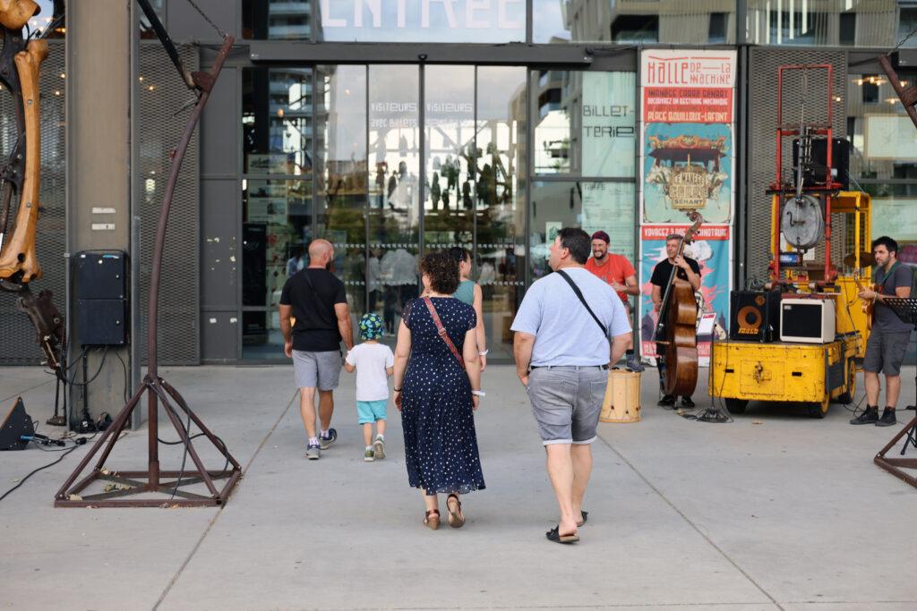 Les 20 ans d’ACTIMAN en images par CHA production Photo de la soirée des 20 ans d’ACTIMAN à la Halle de La Machine à Toulouse, entourés de clients et partenaires, capturant un moment de convivialité et de célébration.