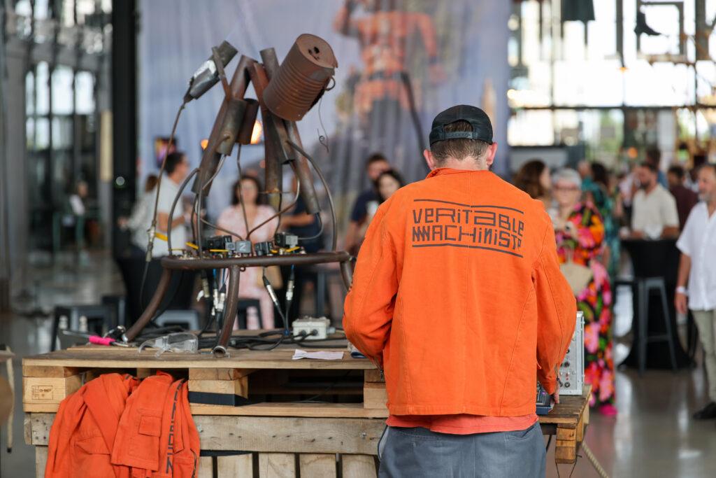 Les 20 ans d’ACTIMAN en images par CHA production Photo de la soirée des 20 ans d’ACTIMAN à la Halle de La Machine à Toulouse, entourés de clients et partenaires, capturant un moment de convivialité et de célébration.