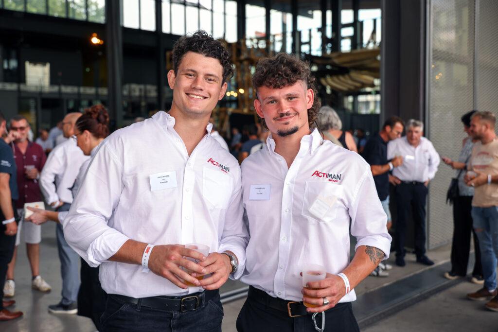 Les 20 ans d’ACTIMAN en images par CHA production Photo de la soirée des 20 ans d’ACTIMAN à la Halle de La Machine à Toulouse, entourés de clients et partenaires, capturant un moment de convivialité et de célébration.