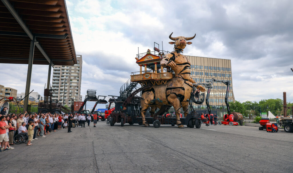 Les 20 ans d’ACTIMAN en images par CHA production Photo de la soirée des 20 ans d’ACTIMAN à la Halle de La Machine à Toulouse, entourés de clients et partenaires, capturant un moment de convivialité et de célébration.
