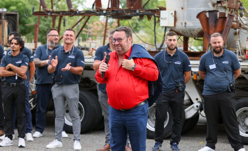 Les 20 ans d’ACTIMAN en images par CHA production Photo de la soirée des 20 ans d’ACTIMAN à la Halle de La Machine à Toulouse, entourés de clients et partenaires, capturant un moment de convivialité et de célébration.