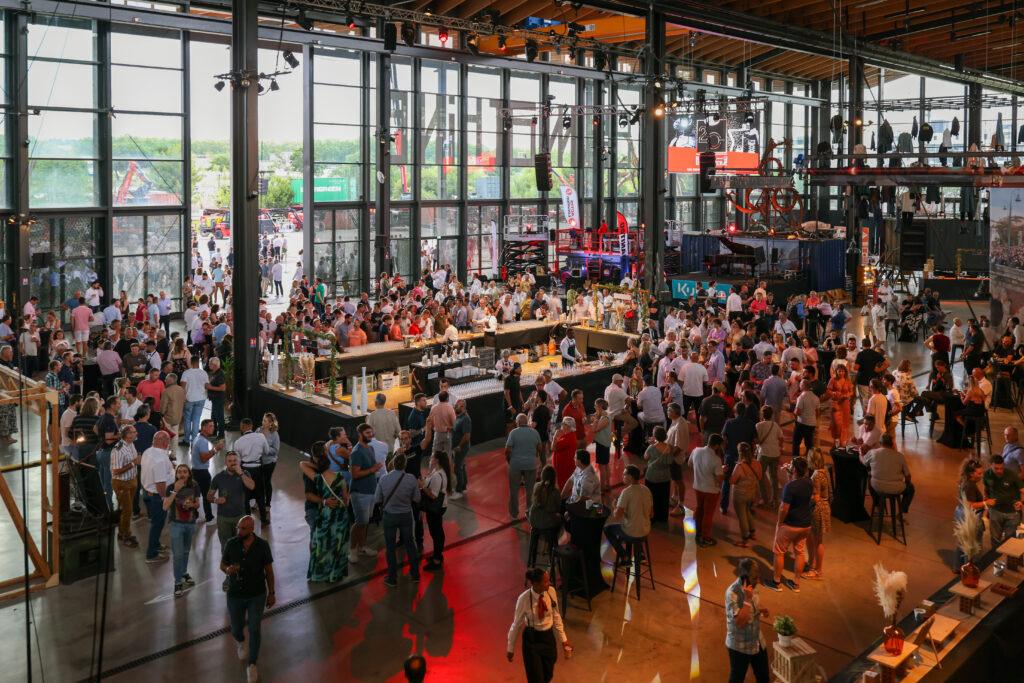 Les 20 ans d’ACTIMAN en images par CHA production Photo de la soirée des 20 ans d’ACTIMAN à la Halle de La Machine à Toulouse, entourés de clients et partenaires, capturant un moment de convivialité et de célébration.
