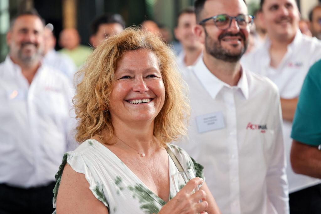Les 20 ans d’ACTIMAN en images par CHA production Photo de la soirée des 20 ans d’ACTIMAN à la Halle de La Machine à Toulouse, entourés de clients et partenaires, capturant un moment de convivialité et de célébration.