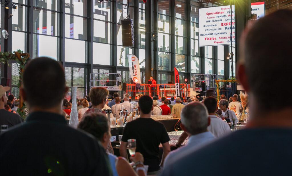Les 20 ans d’ACTIMAN en images par CHA production Photo de la soirée des 20 ans d’ACTIMAN à la Halle de La Machine à Toulouse, entourés de clients et partenaires, capturant un moment de convivialité et de célébration.