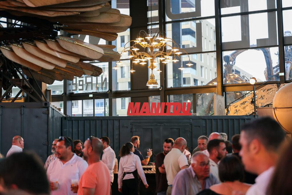 Les 20 ans d’ACTIMAN en images par CHA production Photo de la soirée des 20 ans d’ACTIMAN à la Halle de La Machine à Toulouse, entourés de clients et partenaires, capturant un moment de convivialité et de célébration.