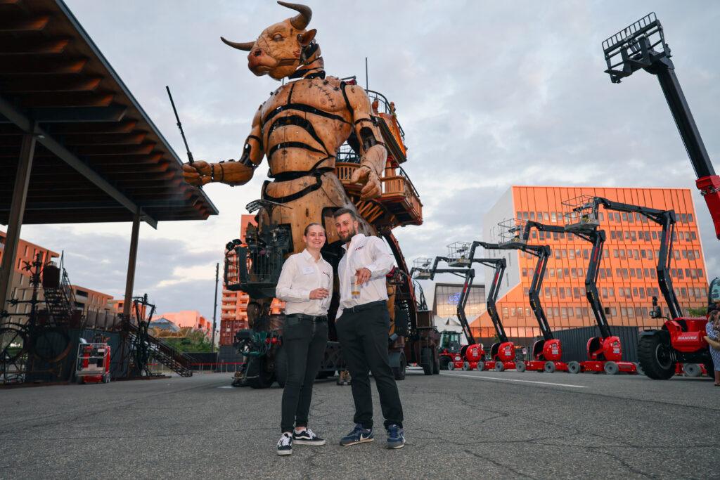 Les 20 ans d’ACTIMAN en images par CHA production Photo de la soirée des 20 ans d’ACTIMAN à la Halle de La Machine à Toulouse, entourés de clients et partenaires, capturant un moment de convivialité et de célébration.