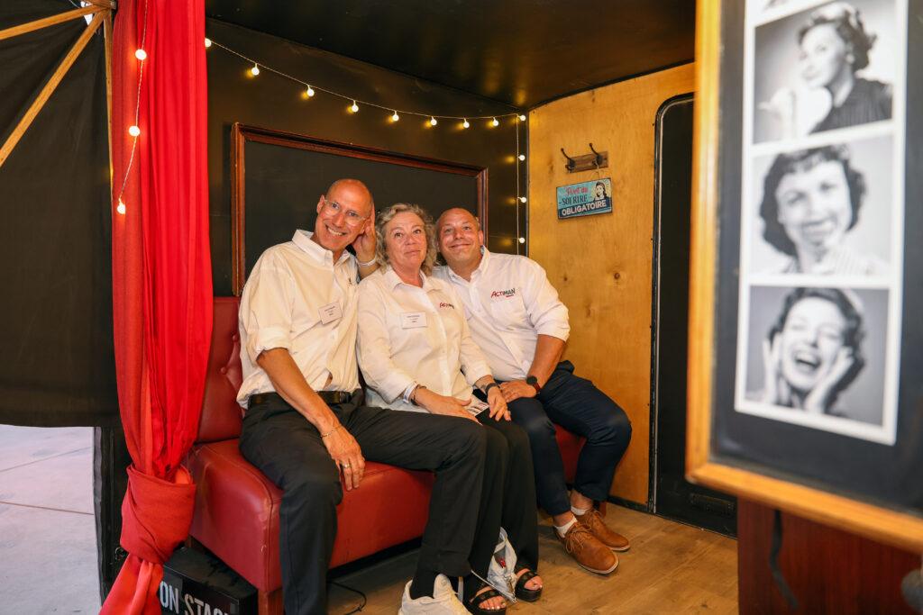 Les 20 ans d’ACTIMAN en images par CHA production Photo de la soirée des 20 ans d’ACTIMAN à la Halle de La Machine à Toulouse, entourés de clients et partenaires, capturant un moment de convivialité et de célébration.