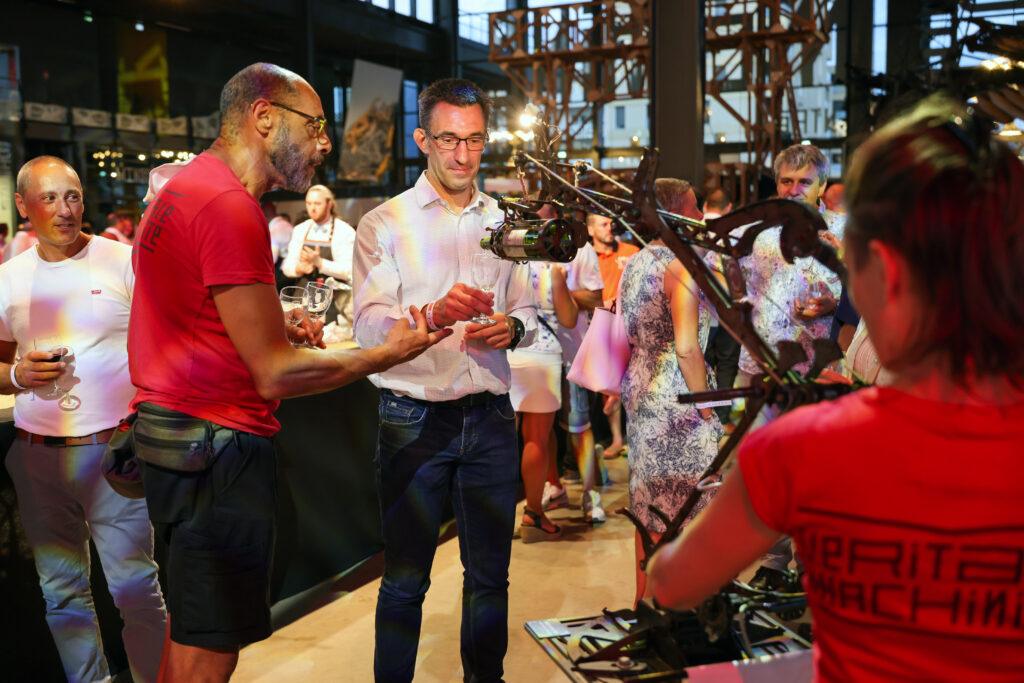 Les 20 ans d’ACTIMAN en images par CHA production Photo de la soirée des 20 ans d’ACTIMAN à la Halle de La Machine à Toulouse, entourés de clients et partenaires, capturant un moment de convivialité et de célébration.