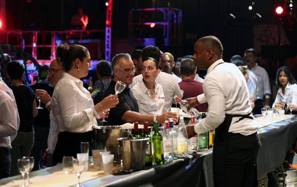 Les 20 ans d’ACTIMAN en images par CHA production Photo de la soirée des 20 ans d’ACTIMAN à la Halle de La Machine à Toulouse, entourés de clients et partenaires, capturant un moment de convivialité et de célébration.