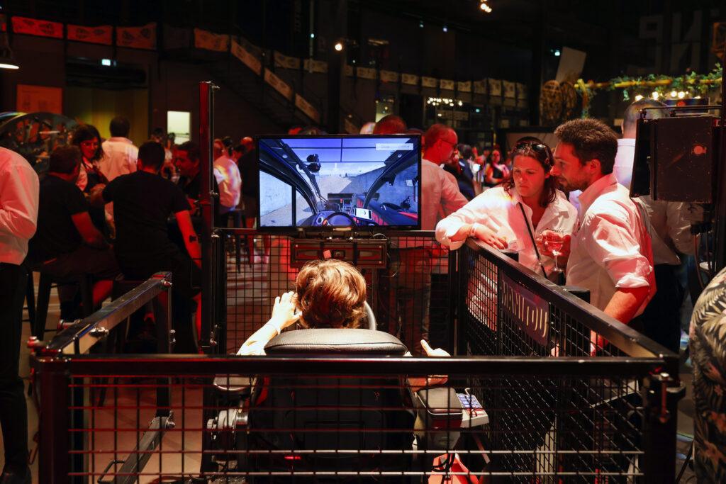 Les 20 ans d’ACTIMAN en images par CHA production Photo de la soirée des 20 ans d’ACTIMAN à la Halle de La Machine à Toulouse, entourés de clients et partenaires, capturant un moment de convivialité et de célébration.