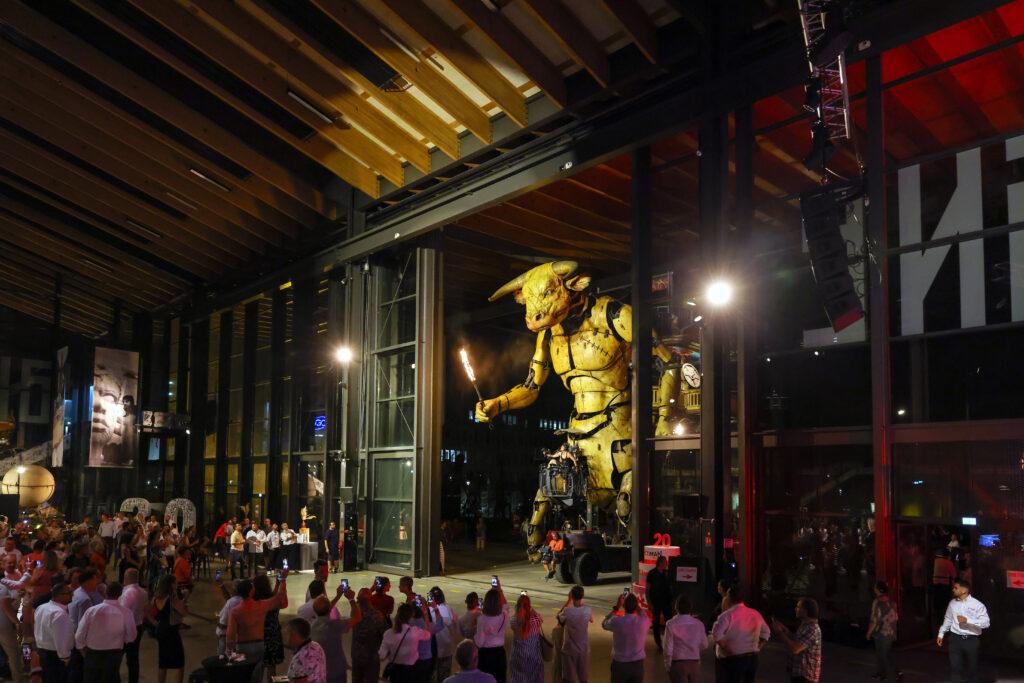 Les 20 ans d’ACTIMAN en images par CHA production Photo de la soirée des 20 ans d’ACTIMAN à la Halle de La Machine à Toulouse, entourés de clients et partenaires, capturant un moment de convivialité et de célébration.