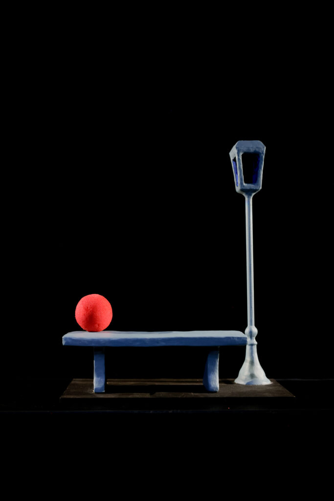 BOUGE ! l'épopée d'une petite boule rouge x CHA prodcution Photos du spectacle « Bouge ! l’épopée d’une petite boule rouge » par la compagnie Le souffle nomade, capturant la magie du théâtre noir, les marionnettes poétiques et les moments de douceur destinés aux tout-petits.