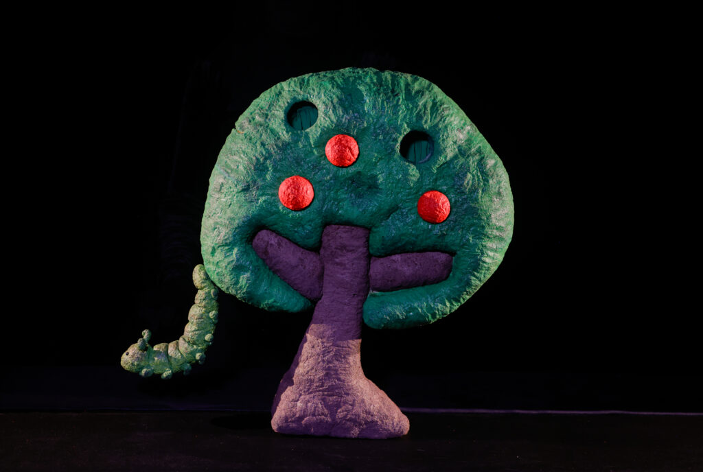 BOUGE ! l'épopée d'une petite boule rouge x CHA prodcution Photos du spectacle « Bouge ! l’épopée d’une petite boule rouge » par la compagnie Le souffle nomade, capturant la magie du théâtre noir, les marionnettes poétiques et les moments de douceur destinés aux tout-petits.