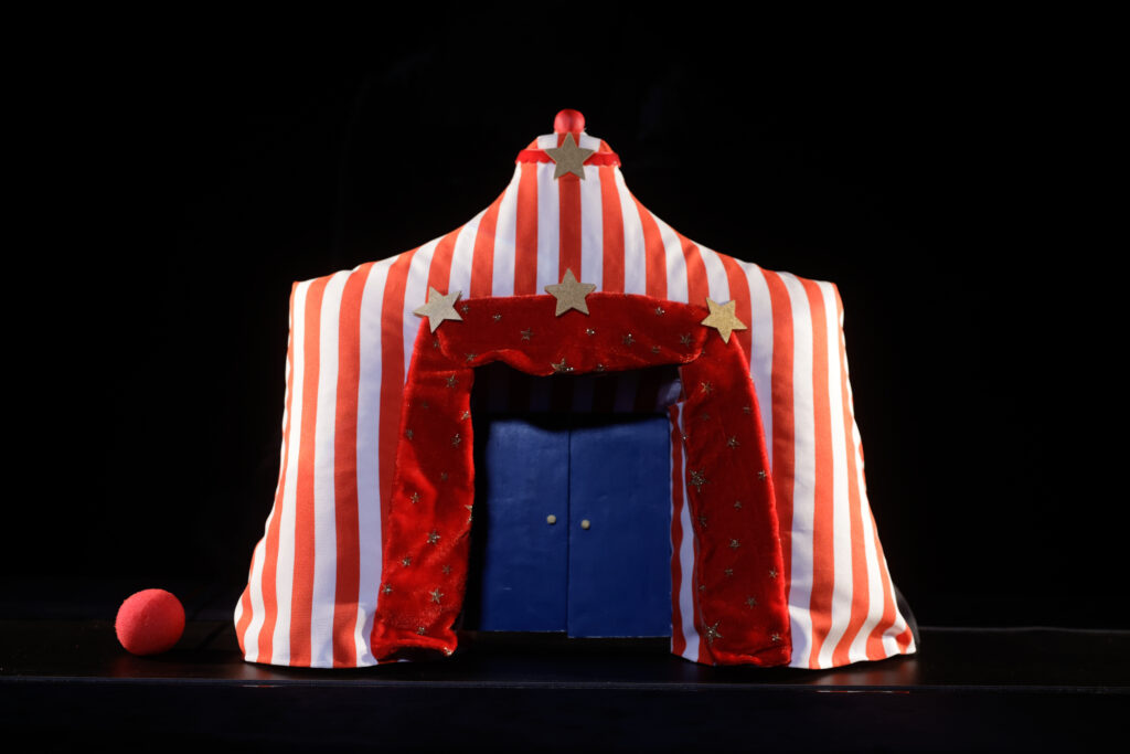 BOUGE ! l'épopée d'une petite boule rouge x CHA prodcution Photos du spectacle « Bouge ! l’épopée d’une petite boule rouge » par la compagnie Le souffle nomade, capturant la magie du théâtre noir, les marionnettes poétiques et les moments de douceur destinés aux tout-petits.