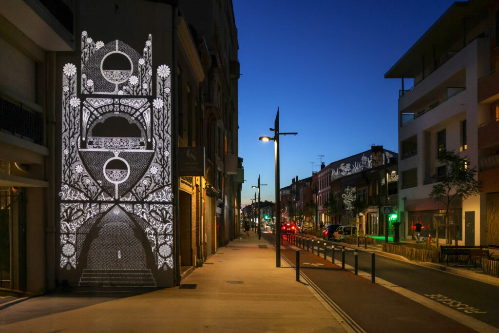 Lumières et projections graphiques dans le quartier Saint-Michel à Toulouse Photo urbaine de nuit après réaménagement de la Grande Rue Saint-Michel