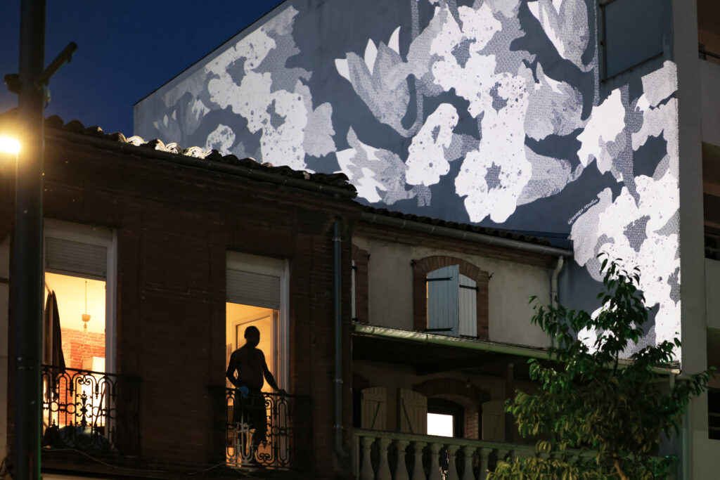 Lumières et projections graphiques dans le quartier Saint-Michel à Toulouse Nouvel éclairage urbain Grande Rue Saint-Michel Toulouse